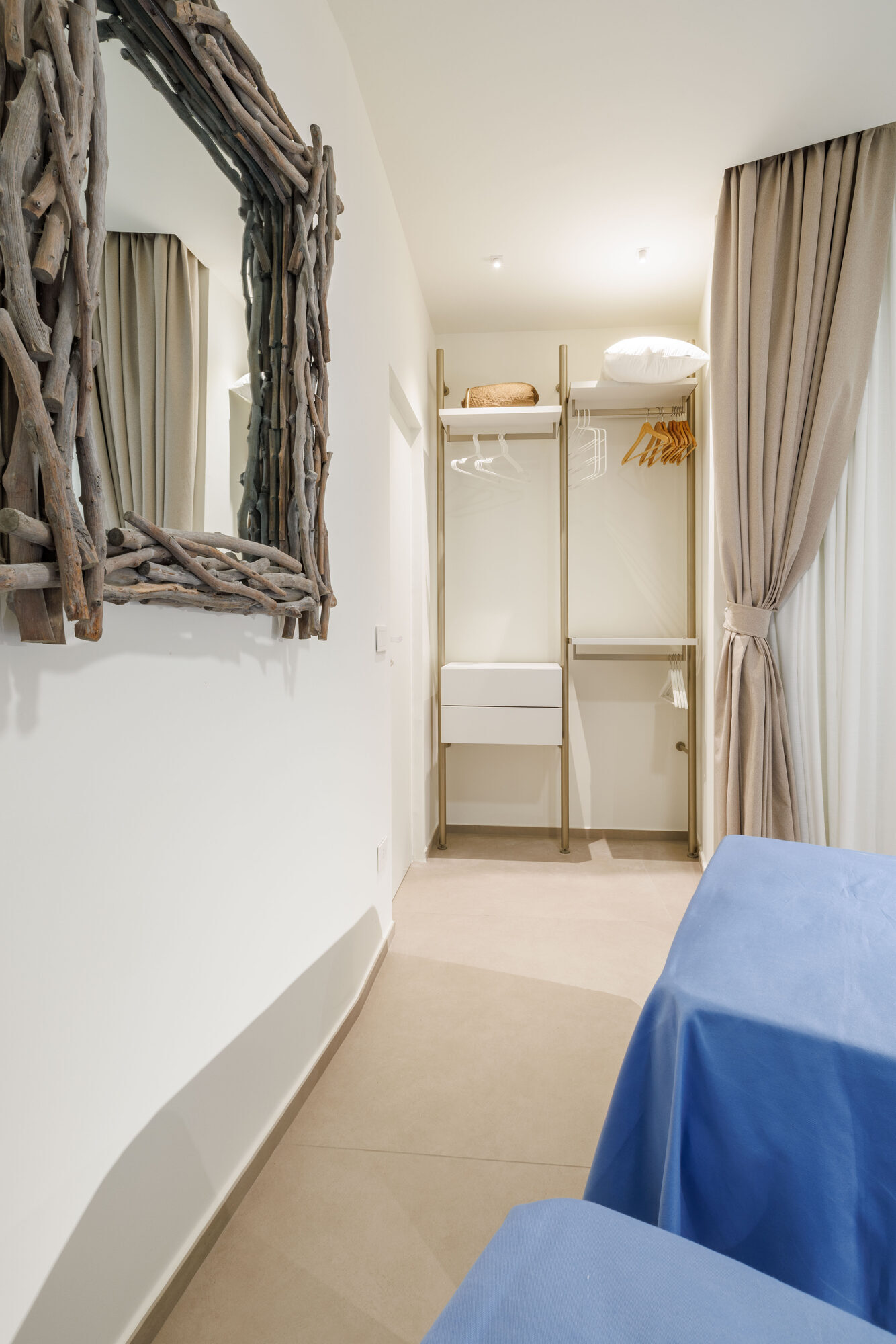 Camera da letto con specchio in legno
