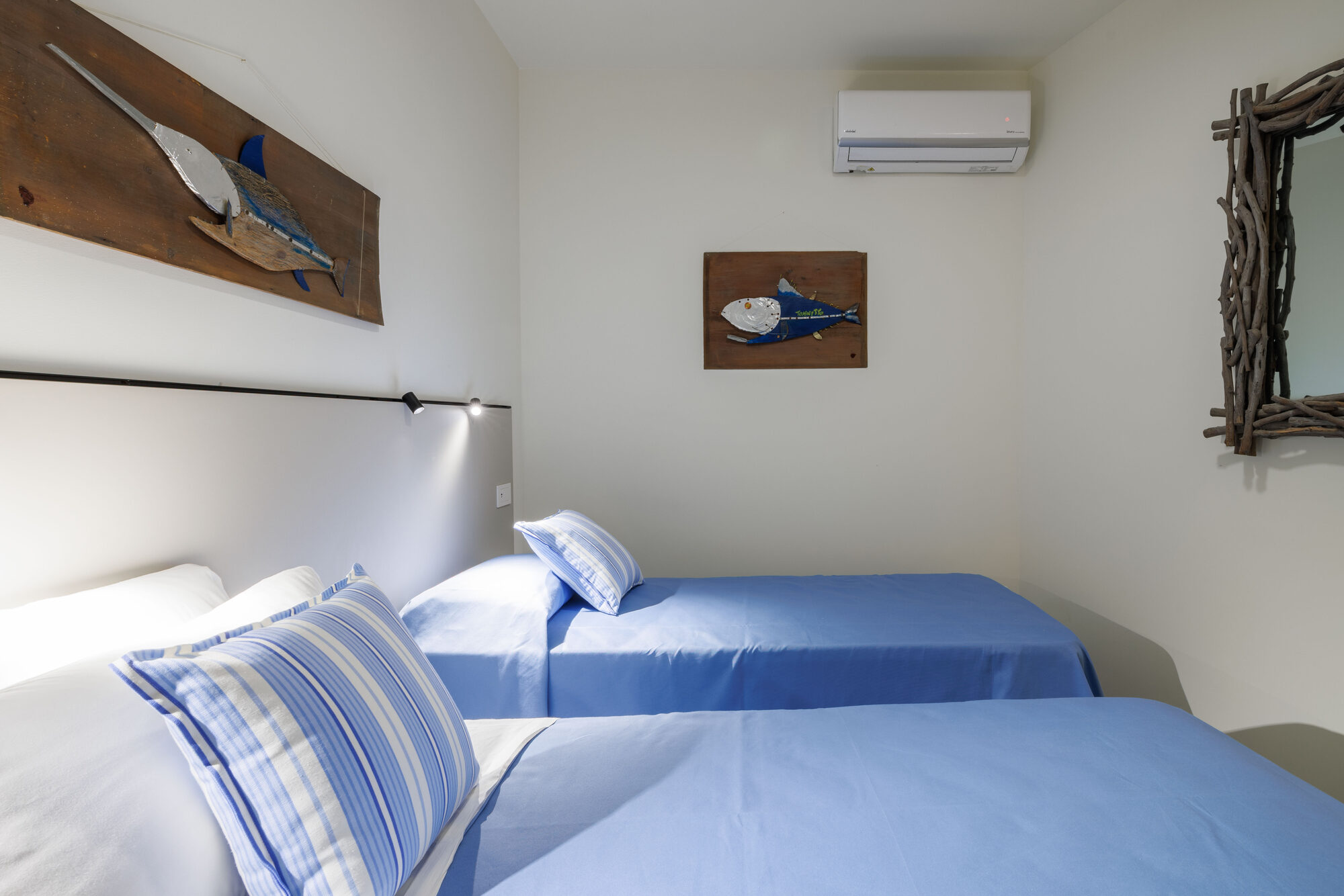 Camera da letto con letti gemelli e decorazioni marine